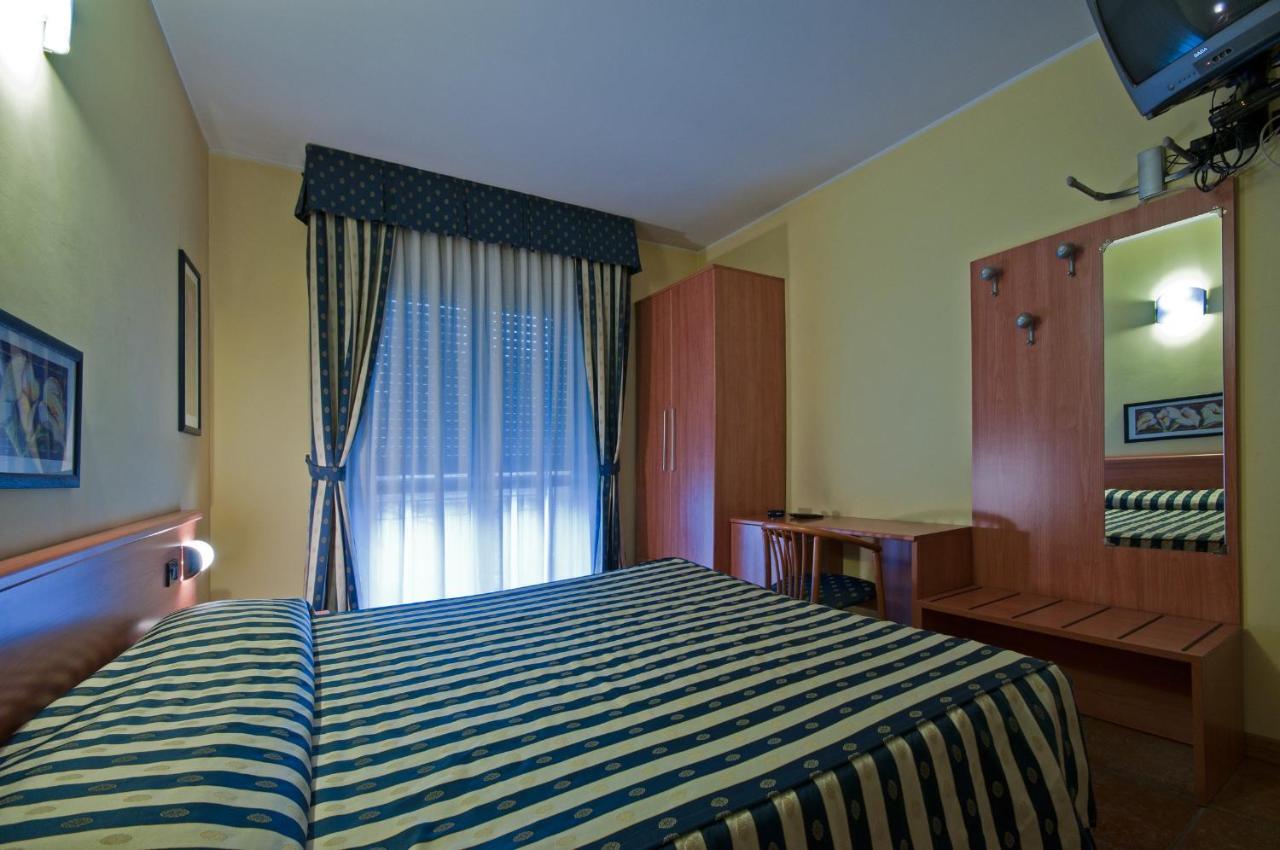 Hotel Blue Ribbon Vercelli Habitación foto